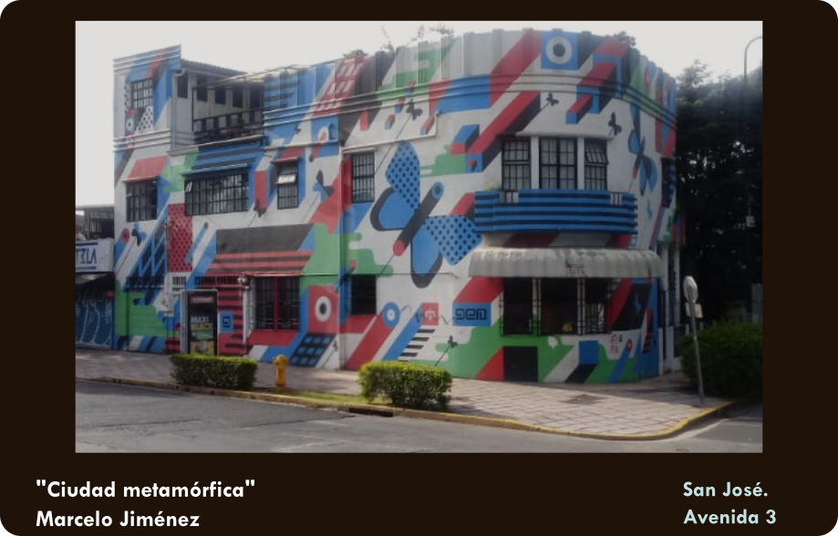 Toda la fachada de un edificio cubierto por formas de mariposa estilizadas geometricamente y formas de tubos alargadoss
